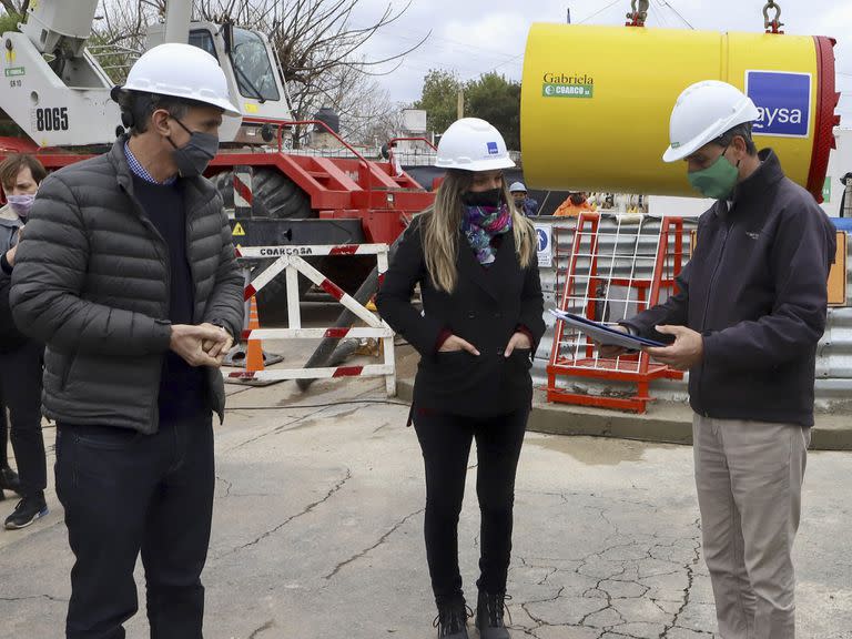 Buenos Aires: El intendente de Esteban Echeverría, Fernando Gray, junto a la titular de Agua y Saneamientos Argentinos ( AySA), Malena Galmarini, y al ministro de Obras Públicas, Gabriel Katopodis, habilitando una nueva red de agua en la localidad bonaerense de El Jagüel.