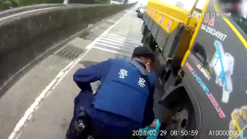 白鼻心受到驚嚇躲進車底下，員警也在捕捉過程中受傷。