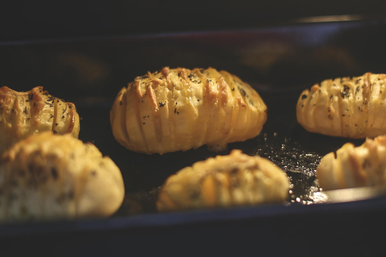 Ofenkartoffeln sind eine beliebte Beilage – und gelingen in der Mikrowelle viel schneller als im Backofen. (Bild: Getty Images)