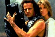 In den 90er-Jahren sank der Stern von Christopher Lambert bereits wieder: Filme wie der SciFi-Actionknaller "Fortress - Die Festung" (1993, Bild), die Videospielverfilmung "Mortal Kombat" (1995) und das Fantasyepos "Beowulf" (1999) fielen bei Kritik und Publikum durch. (Bild: kabel eins / Dimension Films)