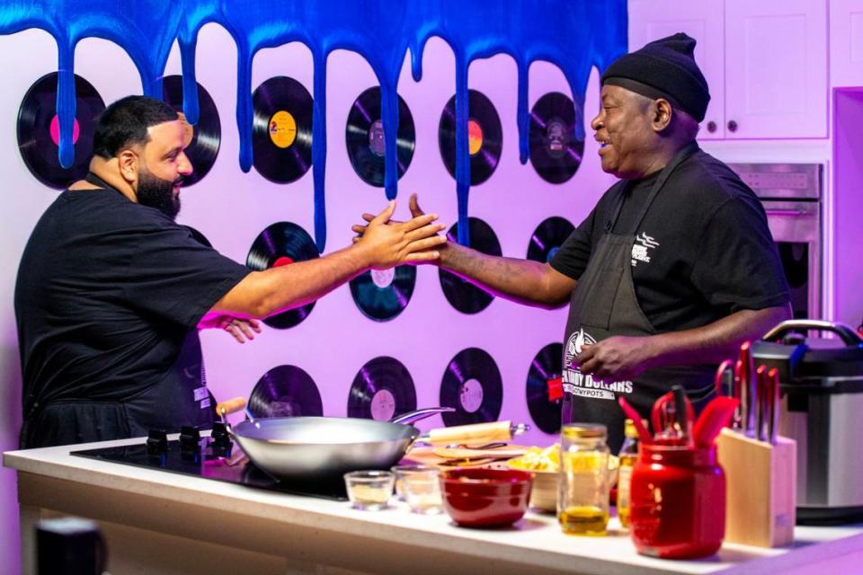 Trick Daddy da la bienvenida a la estrella invitada DJ Khaled durante un episodio de 'B---- I Got My Pots'.