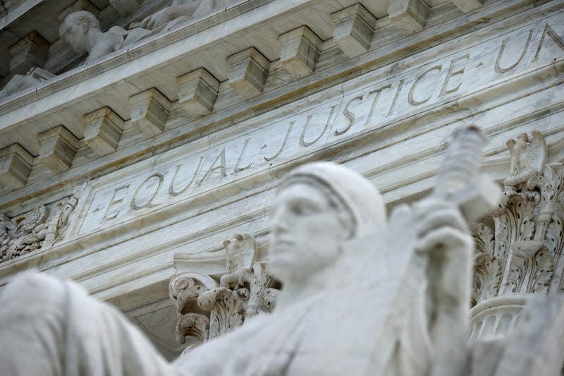 WASHINGTON, DC - JUNE 15: The statue Authority of Law by sculptor James Earle Fraser stands on the steps of the U.S. Supreme Court - Photo: Chip Somodevilla (Getty Images)