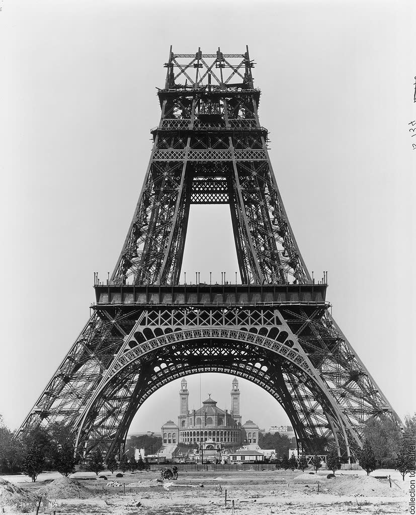 Début de la construction du 3éme étage de la tour Eiffel