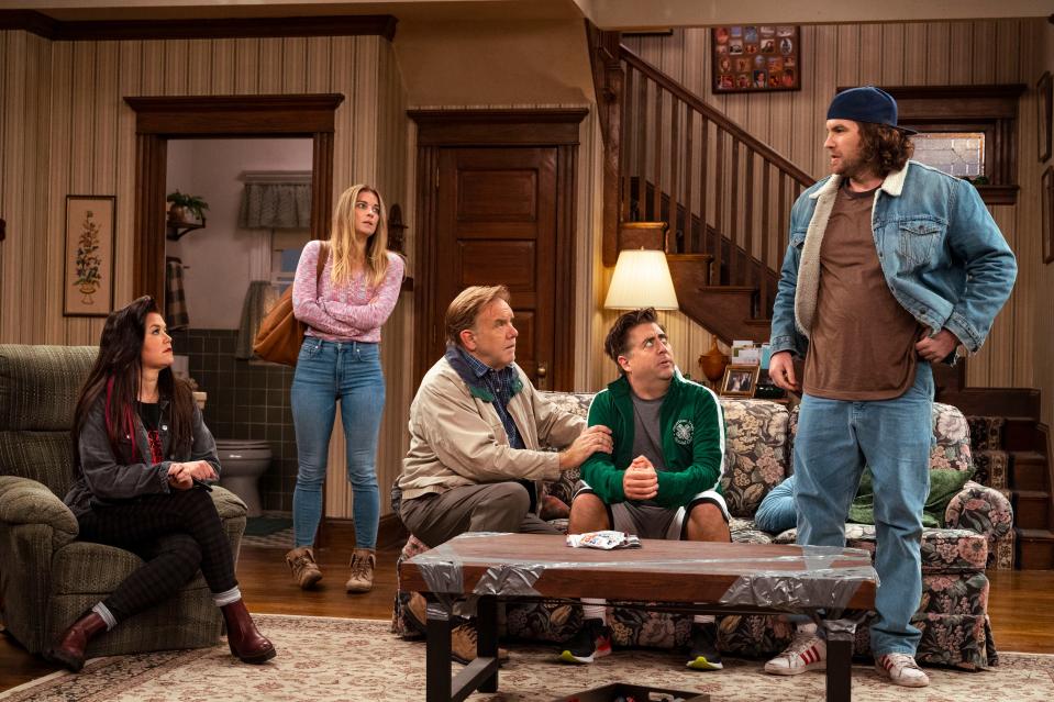Mary Hollis Inboden as Patty, Annie Murphy as Allison, Eric Petersen as Kevin, Brian Howe as Pete, Alex Bonifer as Neil in a scene from the sitcom portion of Kevin Can F*** Himself.