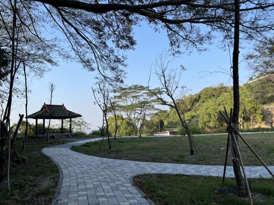 碧雲寺多年前開闢的景觀公園，改鋪石板步道、種植景觀植栽，營造與溫泉區氣息共融的禪意庭園空間。（觀旅局提供）