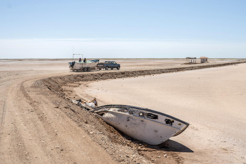 Image: Abandoned boats in the areas where the Colorado River used to reach, in Baja California, April 2021. (Alejandro Cegarra)