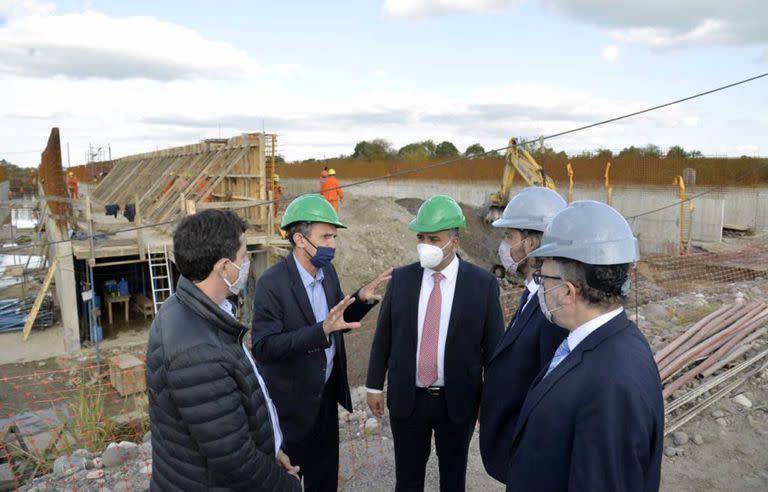 El jefe de gabinete Santiago Cafiero y los ministros Gabriel Katopodis y Matías Kulfas junto al gobernador de Tucumán, Juan Manzur, recorre obras en esa provincia.