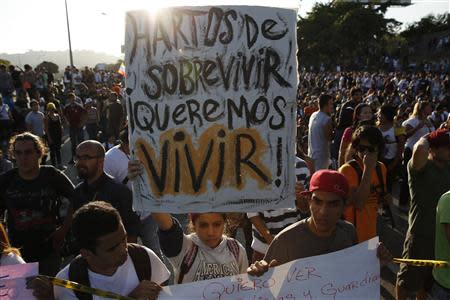 Opposition demonstrators block the city's main highway during a protest against Nicolas Maduro's government in Caracas February 14, 2014. REUTERS/Carlos Garcia Rawlins