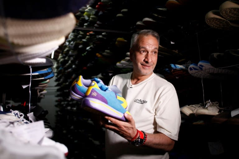 El ecuatoriano Esteban Del Hierro muestra un par de zapatos deportivos de su colección de más de 7.000 sneakers, en Quito, el 25 de julio de 2024. (Galo Paguay)