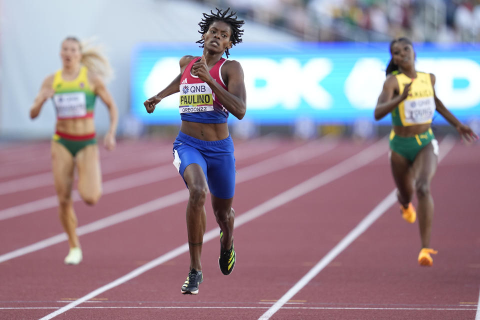 ARCHIVO - La dominicana Marileidy Paulino al ganar la semifinal de los 400 metros en el Mundial de atletismo, el miércoles 20 de julio de 2022, en Eugene, Oregon. (AP Foto/Ashley Landis)