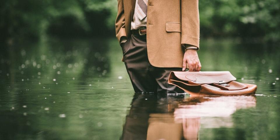 Un investitore sotto l'acqua: come sarà il futuro dell'economia? (foto: Getty Images)