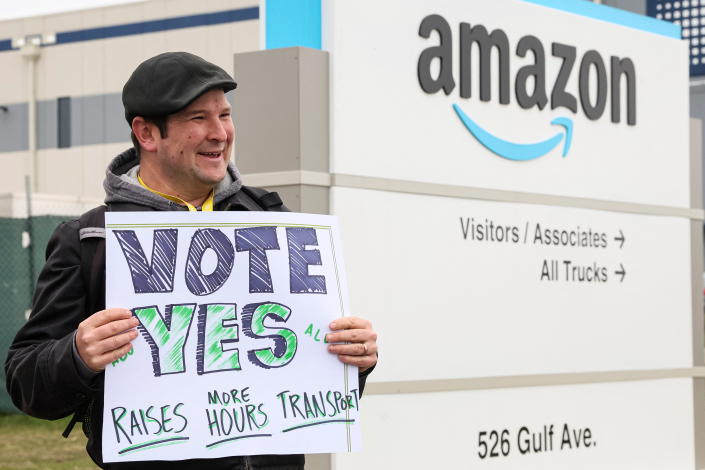 An Amazon Labour Union (ALU) organizer greets workers outside Amazon&#x002019;s LDJ5 sortation center, as employees begin voting to unionize a second warehouse in the Staten Island borough of New York City, U.S. April 25, 2022.  REUTERS/Brendan McDermid.