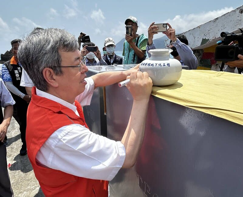 陳建仁視察蘭嶼災後重建  盼電纜地下化順利完工 112年颱風小犬重創台東縣蘭嶼鄉，行政院長陳建仁 （前）指示災後復建將蘭嶼全島電纜地下化，16日再 度前往蘭嶼視察。 （台電提供） 中央社記者盧太城台東傳真  113年4月16日 