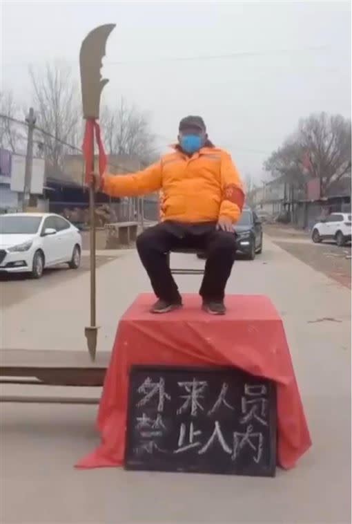 中國居民竟手持關刀坐鎮街口，引發熱議。（圖／翻攝自網路）