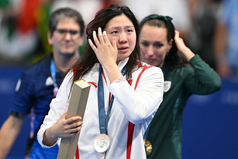 Emocionada, Tang Qianting llora tras obtener la medalla de plata en los 100m pecho en París 2024; los nadadores chinos quedaron señalados por una investigación