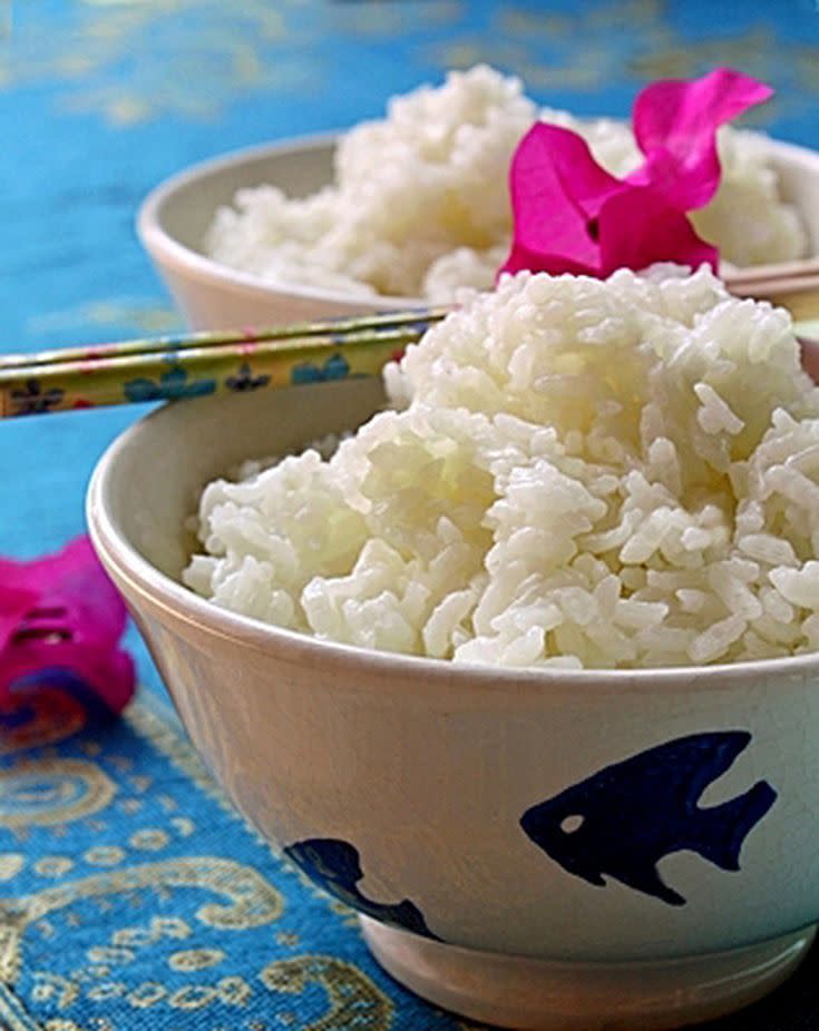 El menú siempre se compone de varios platos acompañados de la ración de arroz tradicional como el ‘Thai Jasmine Rice’. (Foto: Pinterest/Getty)
