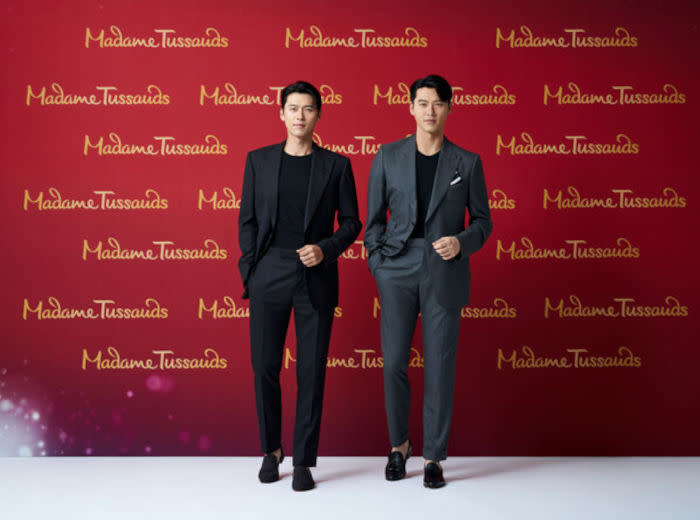Hyun Bin poses with his doppelganger 