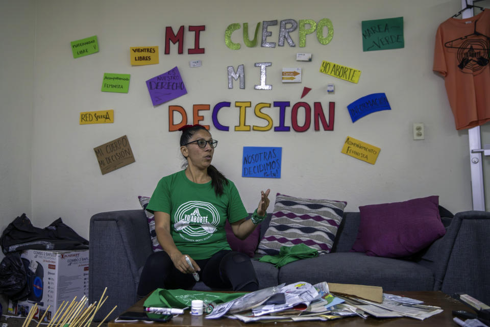 Crystal Pérez Lira, de Colectiva Bloodys y Projects, durante una entrevista en su oficina, delante de un mural con la frase "Mi cuerpo mi decisión", en Tijuana, México, el 28 de septiembre de 2023. Lira es una de las docenas de voluntarias mexicanas que ayudan a mujeres que quieren poner fin a sus embarazos, ofreciendo acompañamiento virtual durante un protocolo de aborto en el que no se necesitan clínicas ni recetas. (AP Foto/Karen Castaneda)