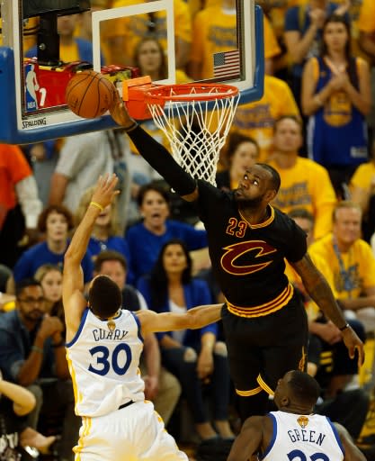 LeBron James, de los Cleveland Cavaliers, bloquea un tiro de Stephen Curry, de los Warriors, en el séptimo juego de la Final de la NBA, el 19 de junio de 2016 en Oakland, California (AFP | Beck Diefenbach)