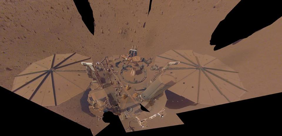 Una selfie del módulo InSight