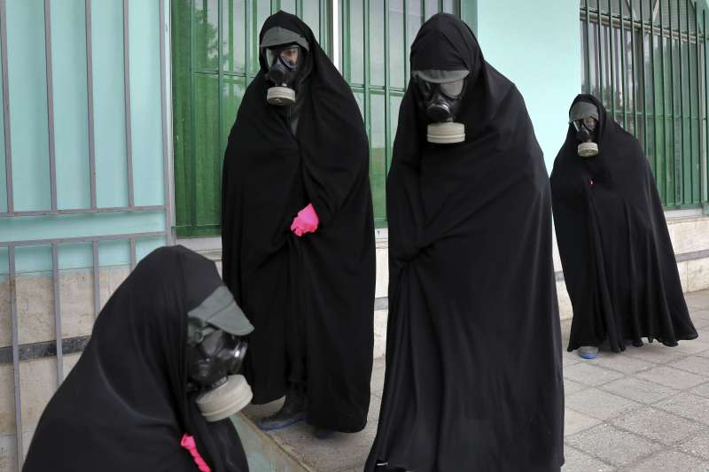 2020年，新冠肺炎疫情肆虐伊朗，幾名婦女正在處理一具病患遺體（AP）