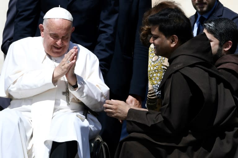 El papa Francisco saluda a los asistentes a su audiencia general semanal en la plaza de San Pedro del Vaticano, el 12 de junio de 2024 (Isabella Bonotto)