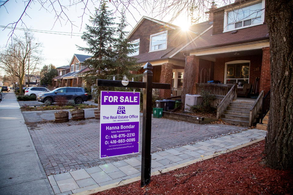 A for sale sign is displayed outside a home in Toronto, Ontario in Toronto, Ontario, Canada December 13, 2021.  REUTERS/Carlos Osorio