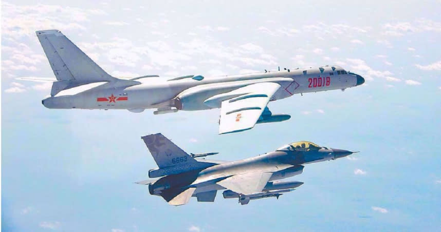 國軍F-16戰機攔截共軍轟-6K轟炸機。（圖 / 國防部提供）