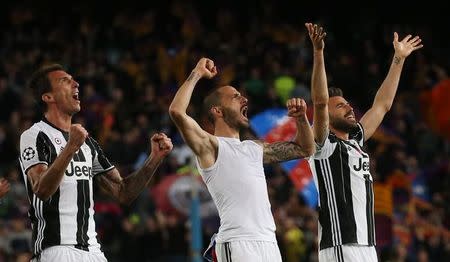 Foto del miércoles de los jugadores de Juventus Mario Mandzukic, Leonardo Bonucci y Andrea Barzagli celebrando el pase a semifinales en la Liga de Campeones. 19/4/17 La Juventus de Italia aguantó el miércoles en su visita al Barcelona, impidiendo otra remontada del equipo catalán, para meterse en las semifinales de la Liga de Campeones del fútbol europeo, instancia a la que también accedió el Mónaco. Reuters / Sergio Perez