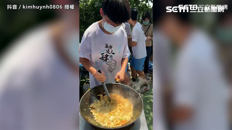 賴科宇一手拿鍋鏟、一手翻鍋，快速攪動蛋炒飯，架勢不輸專業大廚。(圖／翻攝自抖音)