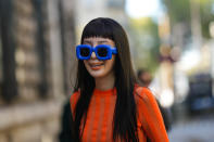 <p>D'imposantes lunettes bleues et un top orange fluo, une chose est sûre : on ne pouvait pas rater Irene Kim dans les rues de Paris ce 30 septembre. (Crédit Edward Berthelot/Getty Images)</p> 
