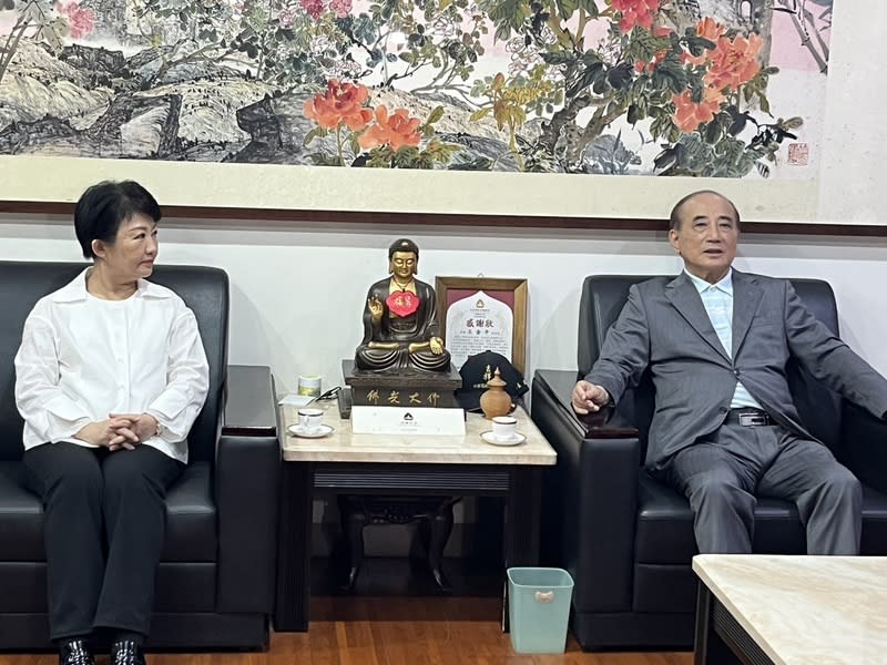 宴請盧秀燕  王金平：她要選我全力支持 前立法院長王金平（右）5日晚間宴請台中市長盧秀 燕（左），2人在餐敘前閒話家常，王金平笑著對盧 秀燕說，「現在外面大家都在問你要選黨主席，還是 要選總統？」表示如果她要選會支持。 中央社記者林巧璉攝  113年7月5日 