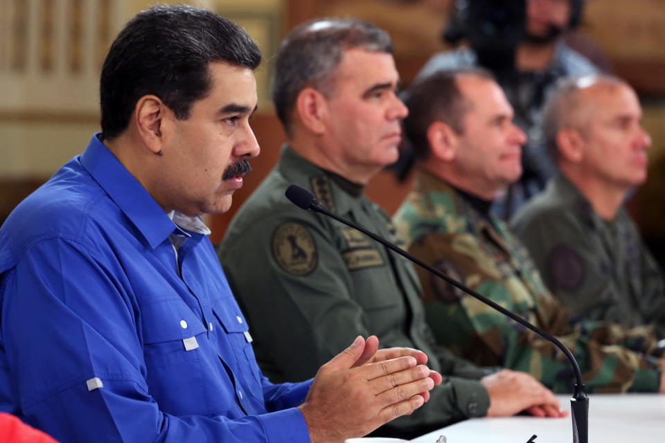 Foto divulgada por la presidencia de Venezuela del mandatario Nicolás Maduro junto a miembros de la cúpula militar en Caracas, el 30 de abril de 2019 (Venezuelan Presidency/AFP | HO)
