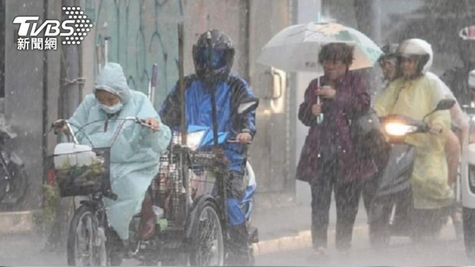 未來三天中南部有局部短暫陣雨及雷雨，提醒民眾外出記得攜帶雨具。（示意圖／TVBS資料畫面）
