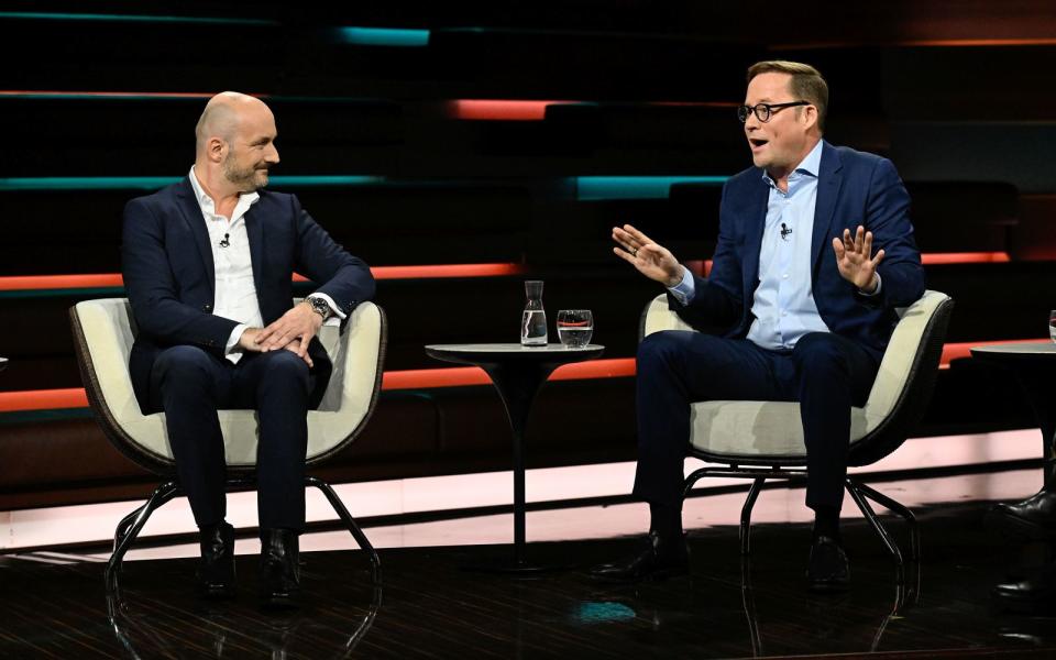 Unternehmer Jan-Hendrik Goldbeck (rechts) und Journalist Roman Pletter sehen einen Grund für die Wohnungsnot in der fehlerhaften Politik der deutschen Bundesregierung. (Bild: ZDF / Markus Hertrich)