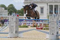 Britain's Peter Charles rides Vindicat during the equestrian individual jumping third qualifier in Greenwich Park at the London 2012 Olympic Games August 6, 2012. REUTERS/Mike Hutchings (BRITAIN - Tags: SPORT EQUESTRIANISM OLYMPICS) 