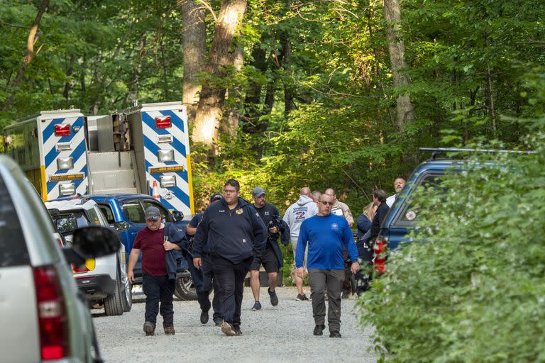 Personal de búsqueda y rescate sale de un puesto de comando en el bosque St. Mary's en camino a Blue Ridge Parkway para buscar el lugar en el que chocó una avioneta Cessna Citation sobre terreno montañoso, el domingo 4 de junio de 2023, en Montebello, Virginia. (Randall K. Wolf via AP)