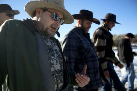 Burns resident Steve Atkins, who opposes the occupation, talks to the leader of a group of armed protesters Ammon Bundy at the Malheur National Wildlife Refuge near Burns, Oregon, January 8, 2016. REUTERS/Jim Urquhart