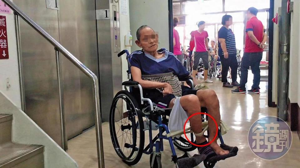 下午2點，記者看到長生老人養護中心內有多名老人的手或腳被束帶綁住。