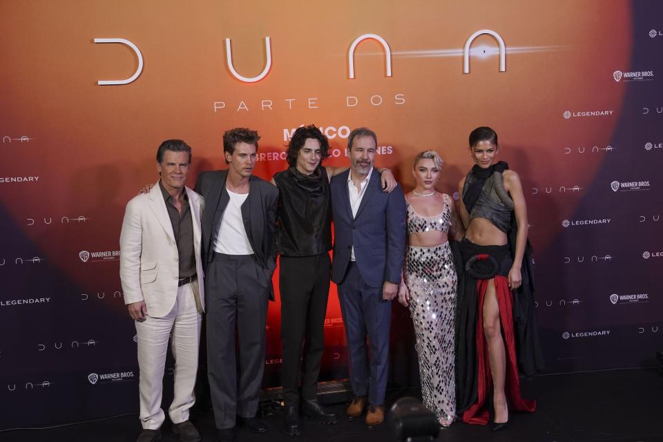 Los actores Josh Brolin, de izquierda a derecha, Austin Butler, Timothee Chalamet, Florence Pugh y Zendaya posan con el director Denis Villeneuve, centro, en una sesión fotográfica para promover la película "Dune: Part Two" en la Ciudad de México el lunes 5 de febrero de 2024. (Foto AP/Marco Ugarte)