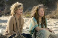 Was Grace (Jane Fonda, links) und Frankie (Lily Tomlin) bereits in der ersten Szene der Netflix-Comedy "Grace and Frankie" erwartet, ist ein echter Hammer. Beim Dinner zu viert erklären Grace' Ehemann Robert (Martin Sheen) und Frankies Gatte Sol (Sam Waterston), dass sich die beiden Männer lieben, seit 20 Jahren schon, und sie heiraten wollen. (Bild: Netflix / Melissa Moseley)