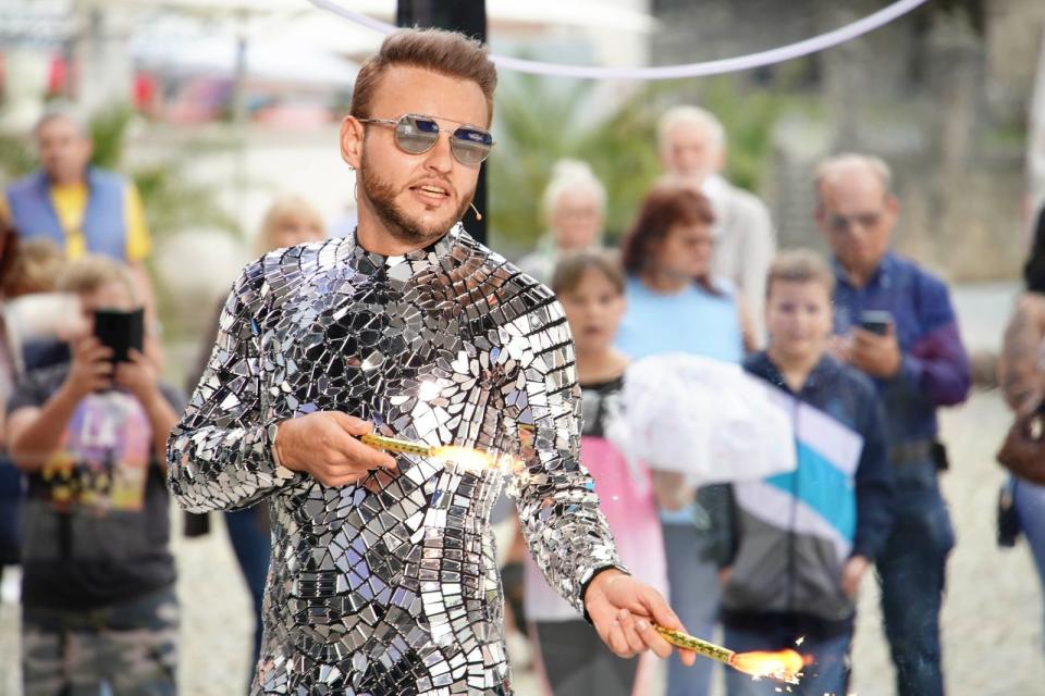 Beeindruckte als wandelnde Discokugel: Anthony Kajzer setzte sogar Pyro-Effekte ein. (Bild: RTL / Stefan Gregorowius)