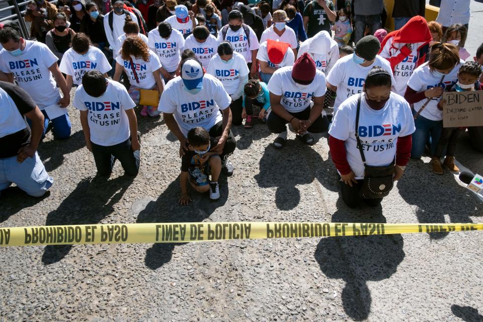 Migrantes realizan una manifestación exigiendo políticas migratorias más claras de Estados Unidos, en el puerto de cruce de San Ysidro en Tijuana, estado de Baja California, México, el 2 de marzo de 2021. Foto: Guillermo Arias / AFP vía Getty Images.