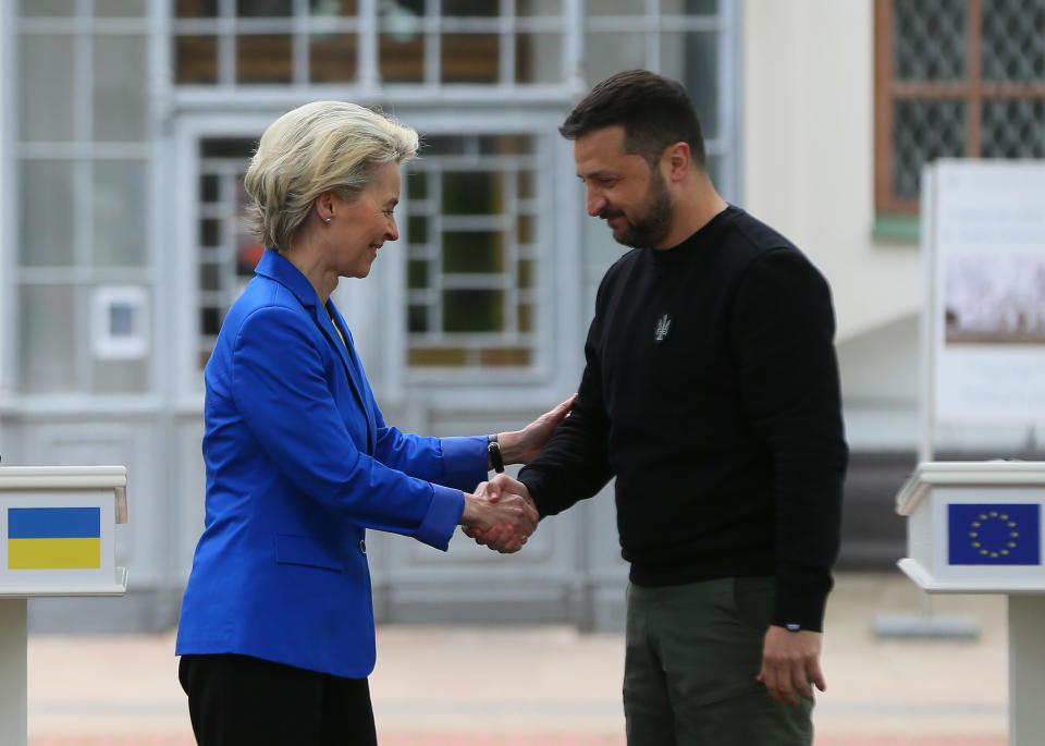 Selenskyj zeigte sich beim Besuch von Ursula von der Leyen enttäuscht (Bild: Vladimir Shtanko/Anadolu Agency via Getty Images)