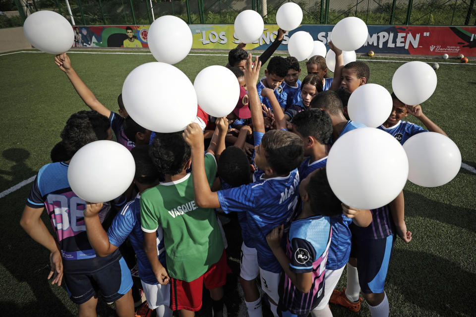 Jóvenes futbolistas entrenan en el Club Bayer de fútbol escolar, fundado por Luis Manuel Díaz, padre del jugador de la selección de Colombia y del equipo inglés Liverpool Luis Díaz en Barrancas, Colombia, el miércoles 8 de noviembre de 2023. Luis Manuel Díaz fue secuestrado el 28 de octubre por la guerrilla Ejército de Liberación Nacional. (AP Foto/Iván Valencia)