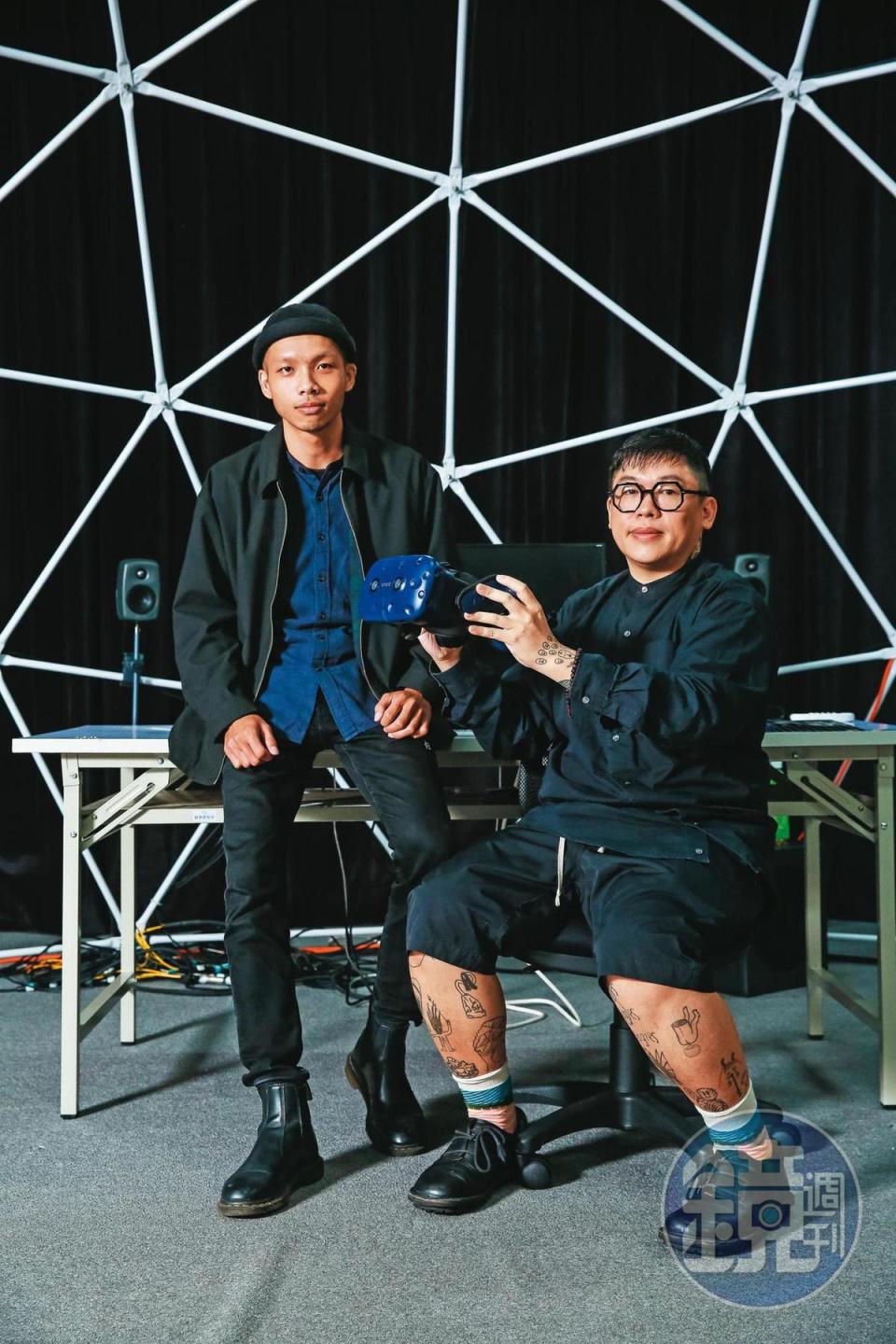 劇場導演Baboo（右）應C-Lab台灣聲響實驗室之邀創作《色度：賈曼計畫》，並由黃郁傑（左）負責統籌製作VR影像。