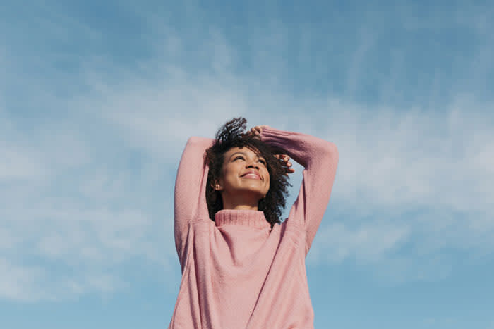 mujer feliz al aire libre