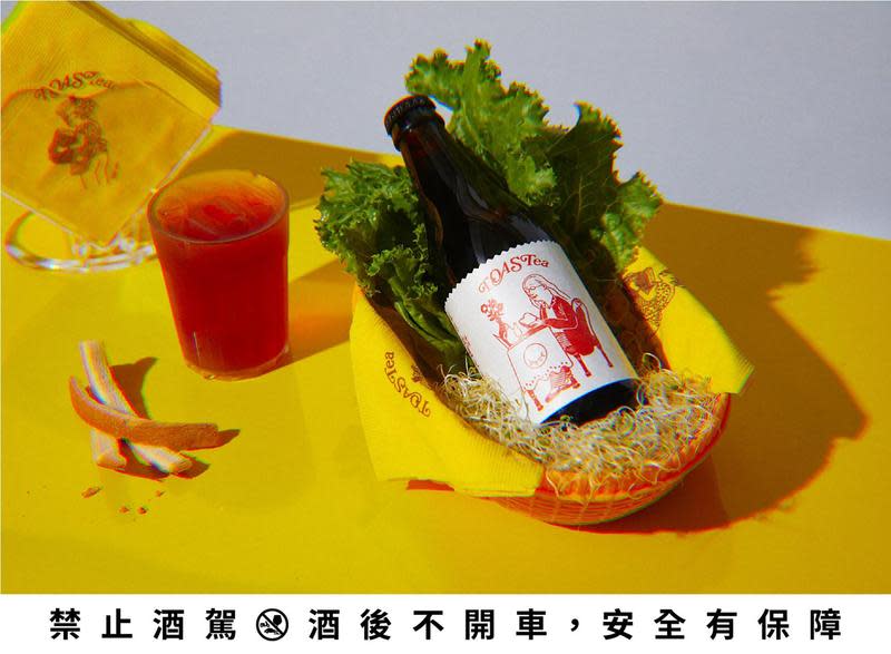 酉鬼啤酒以台灣早餐文化為靈感，加入剩食吐司邊取代部份麥芽釀造的新品「吐司去（掉的）邊大冰紅」在今日上市。（酉鬼啤酒提供）