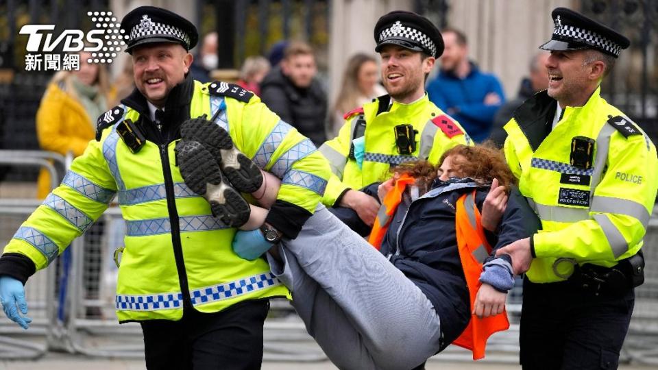 英國警方移除路霸。（圖／達志影像美聯社）