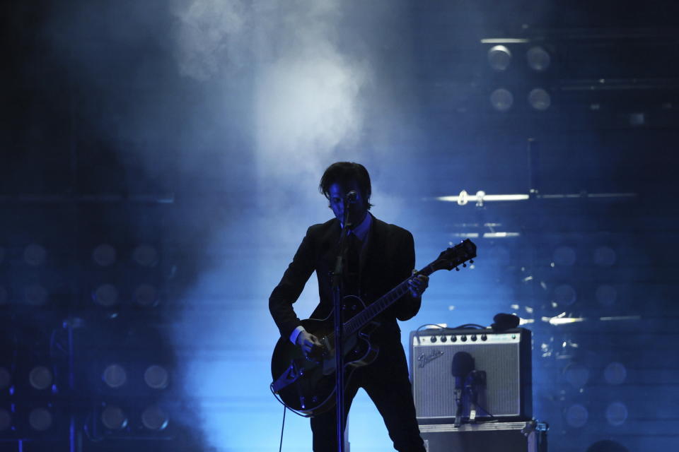 Daniel Kessler, guitarrista de la banda estadounidense Interpol, se presenta en un concierto gratuito en el Zócalo de la Ciudad de México el sábado 20 de abril de 2024. (Foto AP/Ginnette Riquelme)